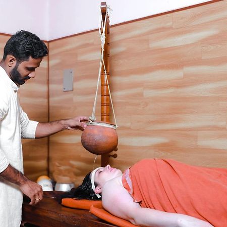 Ganesh Ayurveda Holiday Home Bed And Breakfast โกวาลัม ภายนอก รูปภาพ